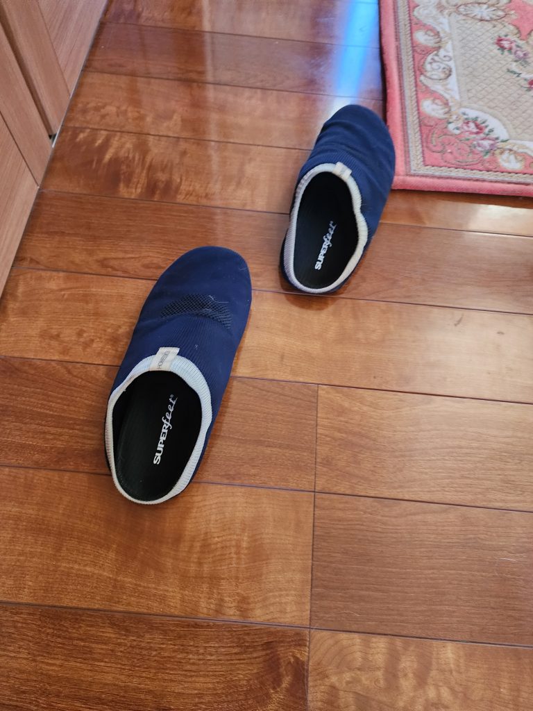 母にプレゼントしたSuperfeet スリッパの中に入れておりました。